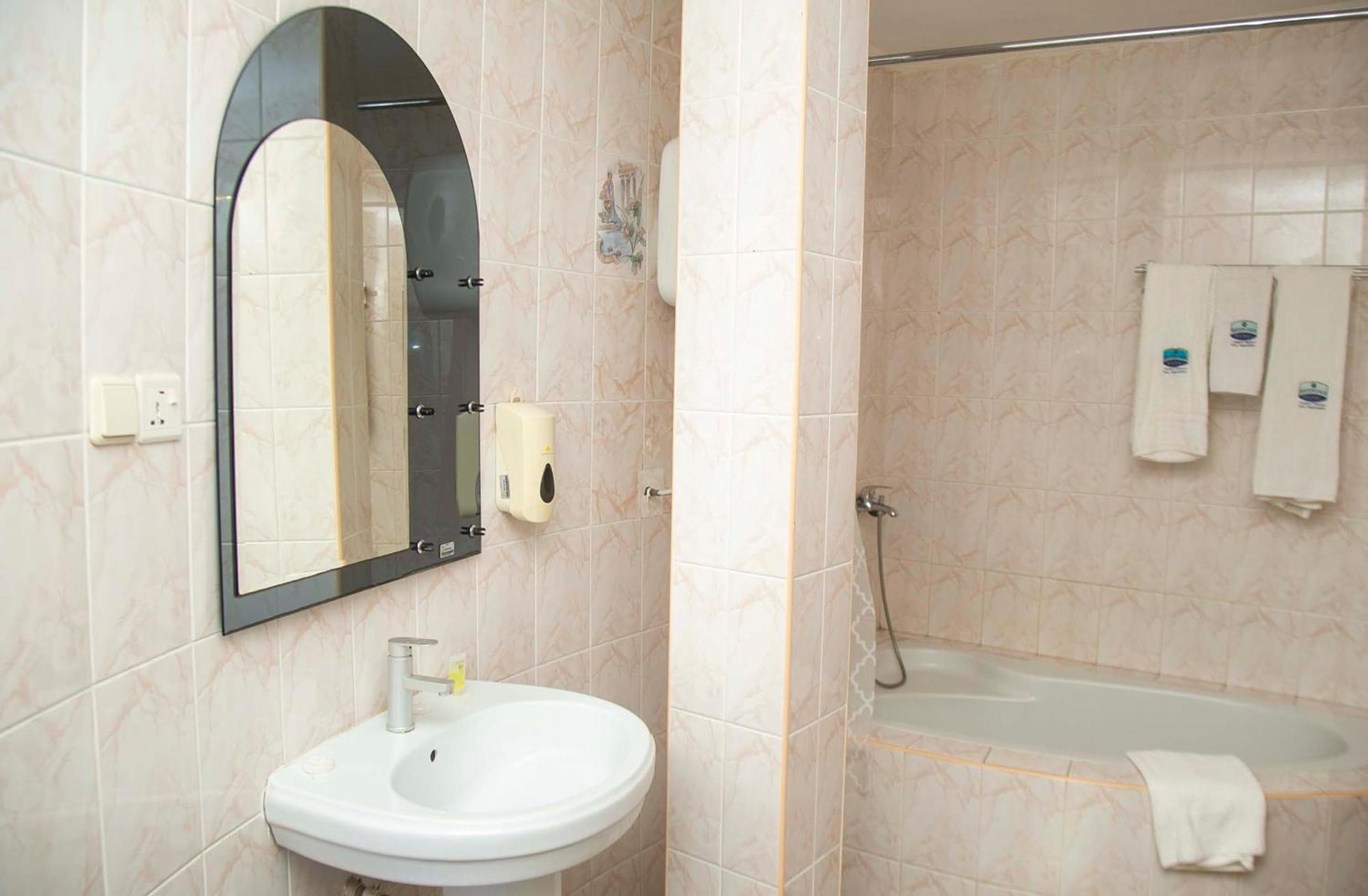 Brookvale Hotel Weija Екстер'єр фото