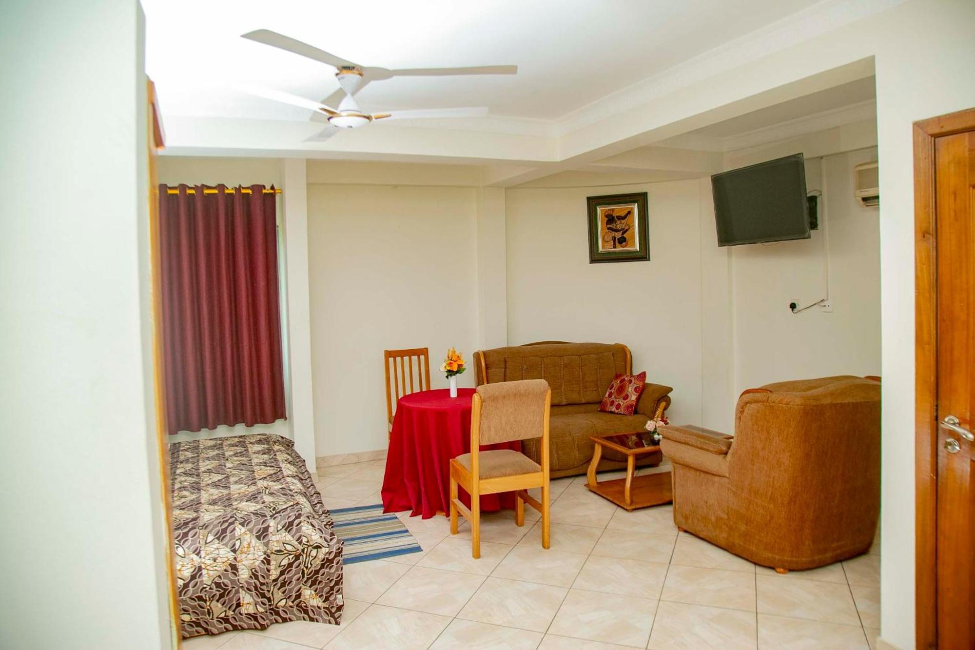 Brookvale Hotel Weija Екстер'єр фото