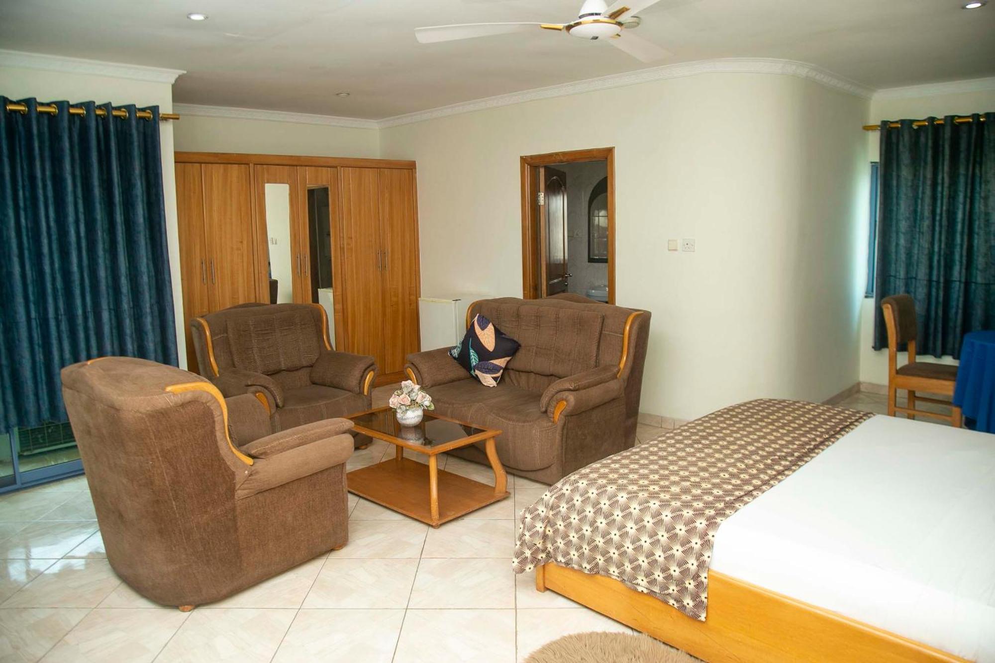 Brookvale Hotel Weija Екстер'єр фото
