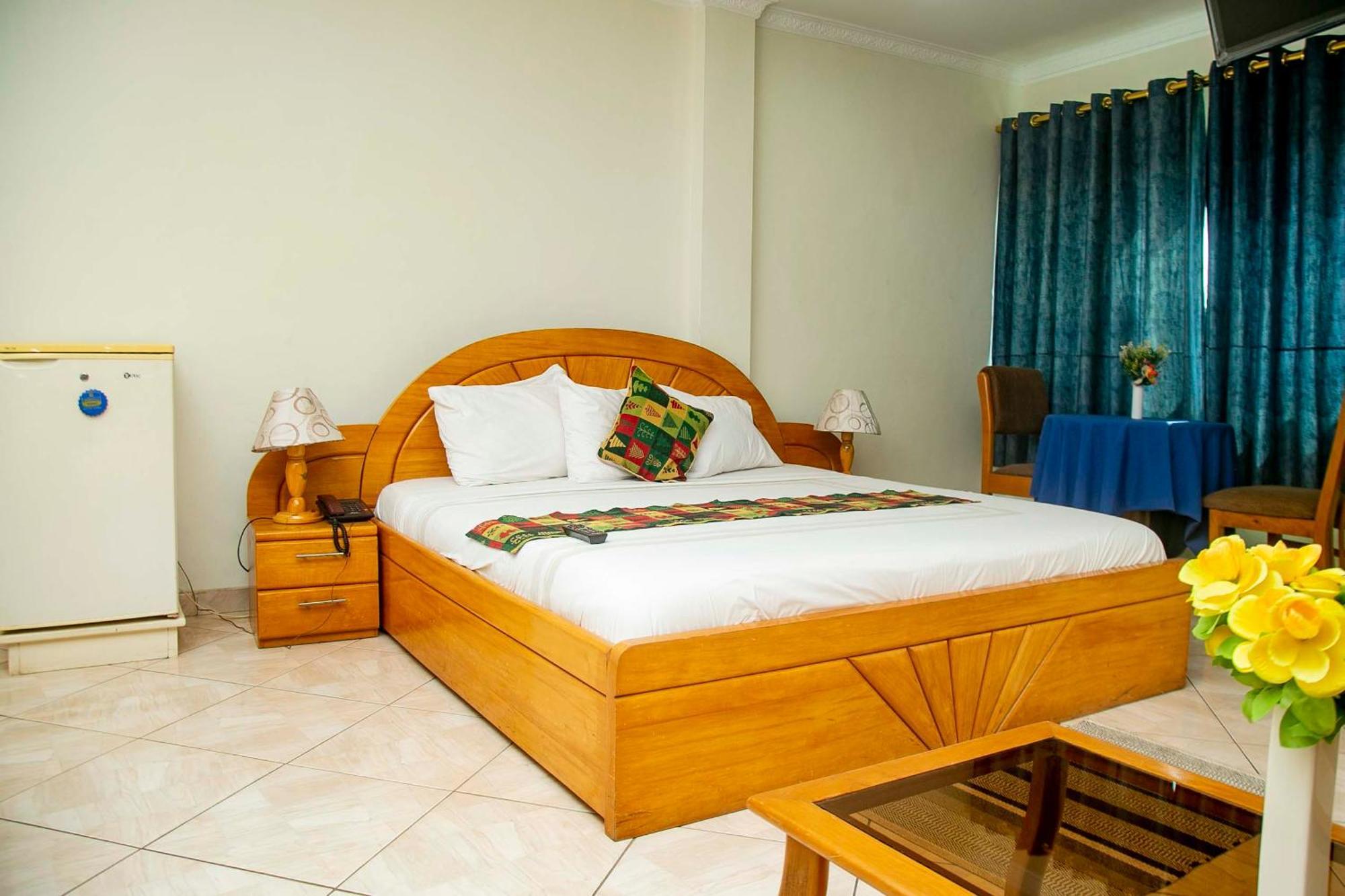 Brookvale Hotel Weija Екстер'єр фото