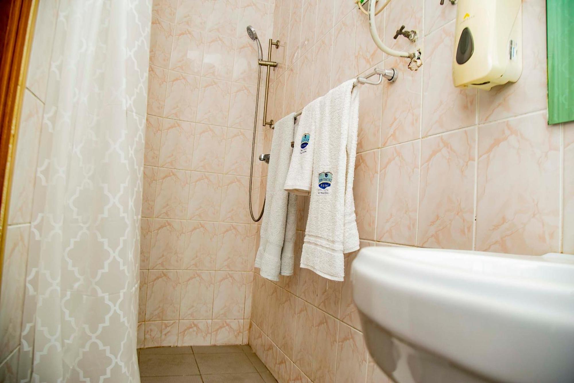 Brookvale Hotel Weija Екстер'єр фото