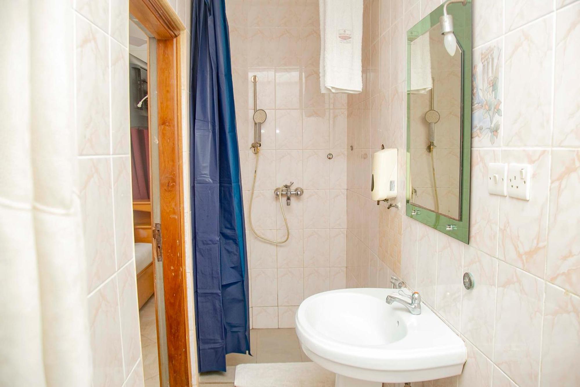 Brookvale Hotel Weija Екстер'єр фото