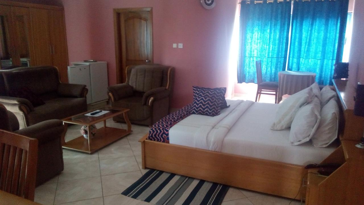 Brookvale Hotel Weija Екстер'єр фото